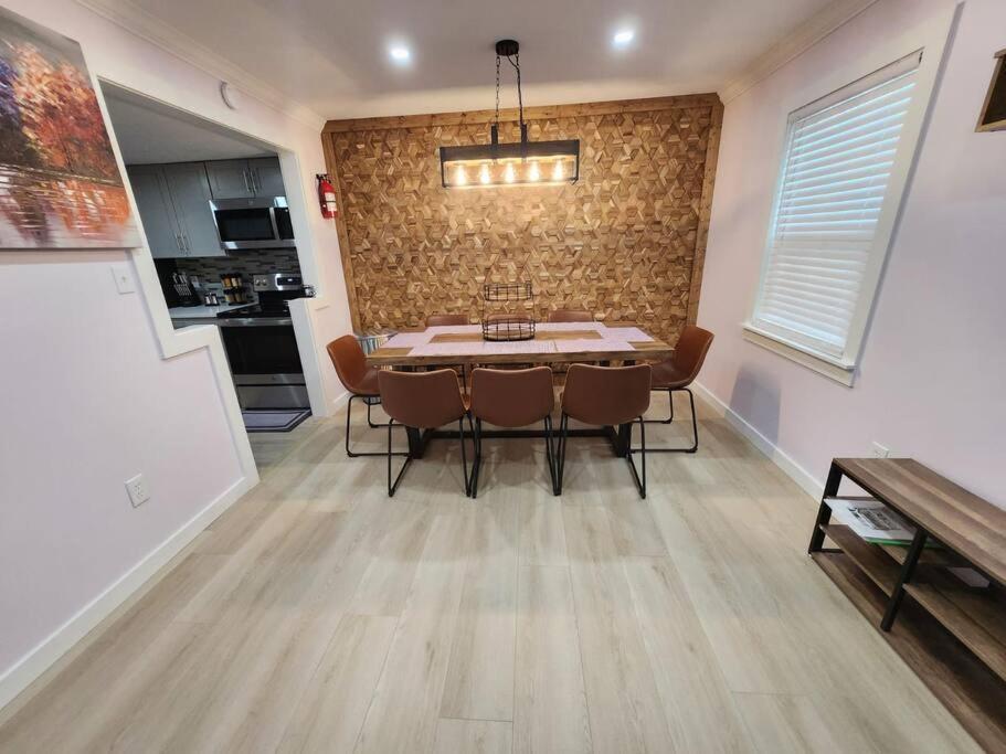 Modern Island Serenity!-Pet-Friendly Villa ヒルトンヘッドアイランド エクステリア 写真